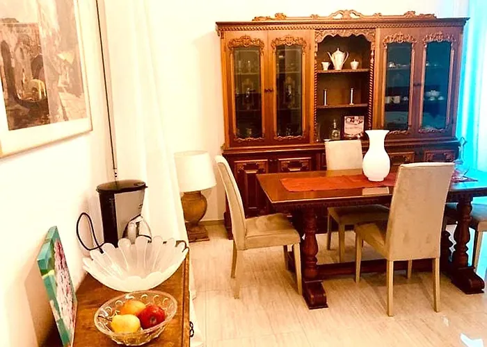 Queen Home Nadia